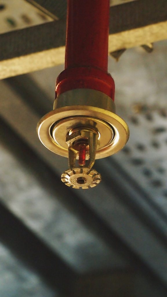 La Vérité sur les Systèmes de Sprinklers Incendie : Mythes vs Réalité 4 Automatic Fire Sprinkler in red water pipe System 689980048 2125x1417
