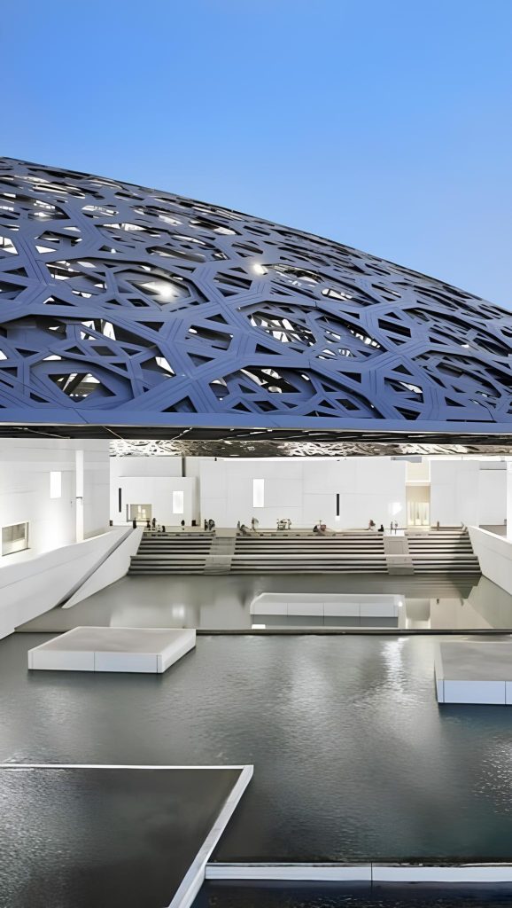 Béton, acier et verre : histoires fascinantes derrière les bâtiments légendaires et l’architecture emblématique. 11 The Louvre Abu Dhabi